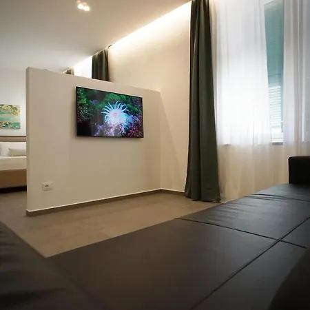 New Moon Pensión La Spezia